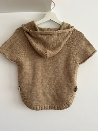 Poncho de punto beige con capucha