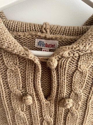 Poncho de punto beige con capucha