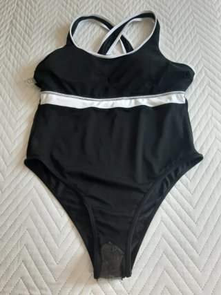 Bañador negro con detalles blancos