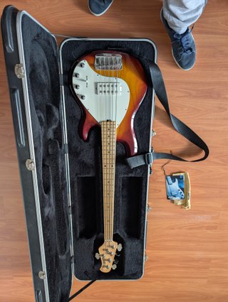 Baixo MusicMan StingRay 5 Cordas