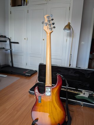 Baixo MusicMan StingRay 5 Cordas