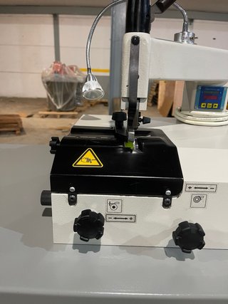 Máquina rebajadora de cuero