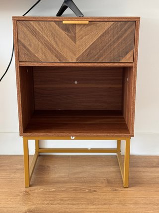 Mesita de noche madera y metal dorada