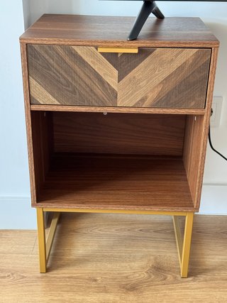 Mesita de noche madera y metal dorada