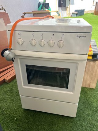 Cocina de gas. Horno y 4 fuegos