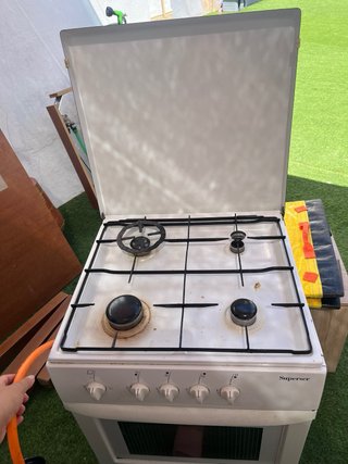 Cocina de gas. Horno y 4 fuegos
