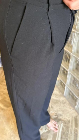 Pantalón Stradivarius negro con pinzas