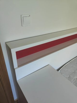 Dormitorio juvenil cabezal y mesita