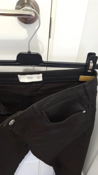 Pantalón marrón muy oscuro, chica