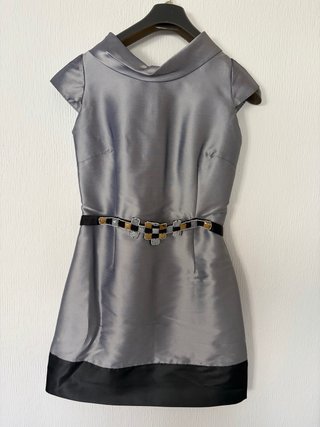 Vestido fiesta plateado con cinturón joya y abrigo