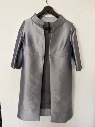 Vestido fiesta plateado con cinturón joya y abrigo