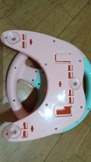 Volante de juguete rosa y azul