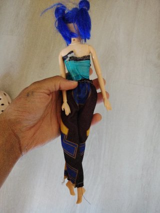 Muñeca de plástico con botón musical