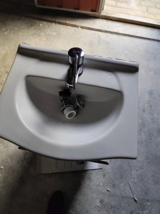 Lavabo con grifo y mueble