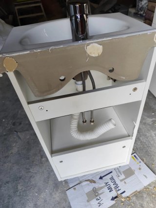 Lavabo con grifo y mueble
