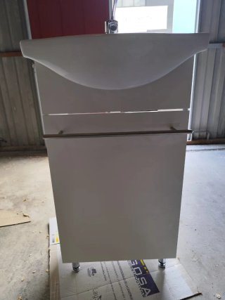 Lavabo con grifo y mueble