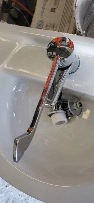 Lavabo con grifo y mueble