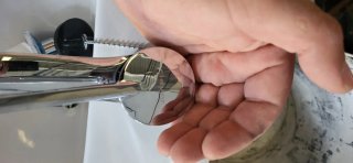 Lavabo con grifo y mueble