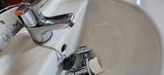 Lavabo con grifo y mueble