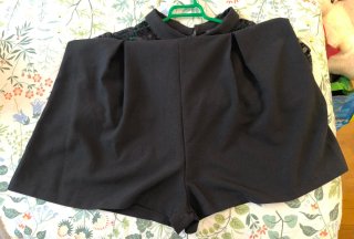 Mono negro corto con encaje talla 48