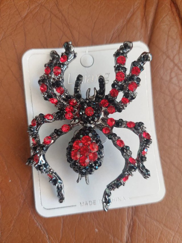 Broche araña grande negro y rojo