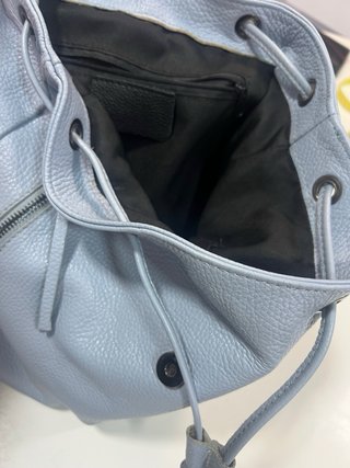 Mochila azul de cuero