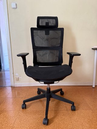 Silla ergonómica de oficina negra
