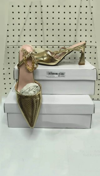Zapatos dorados tacón cadena