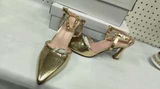 Zapatos dorados tacón cadena