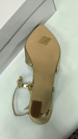 Zapatos dorados tacón cadena