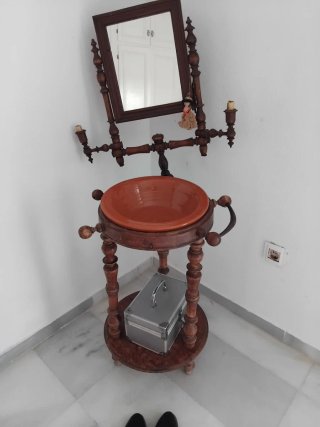 Lavabo antiguo de madera con espejo
