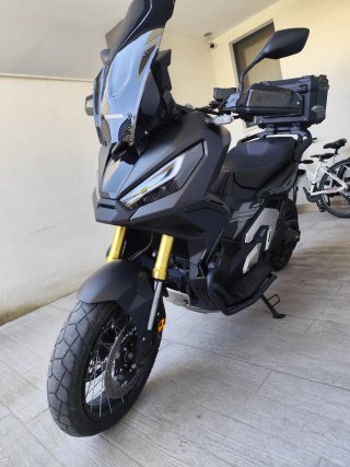 Honda X-ADV 750 2024 Negra y Dorada