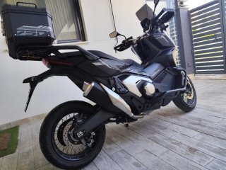 Honda X-ADV 750 2024 Negra y Dorada