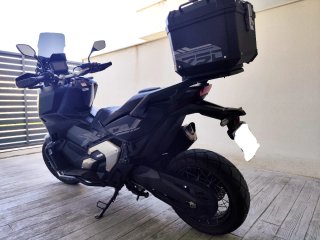 Honda X-ADV 750 2024 Negra y Dorada