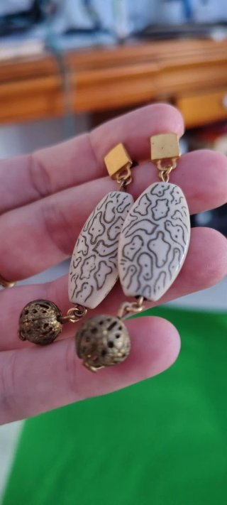 Pendientes largos beige y dorados