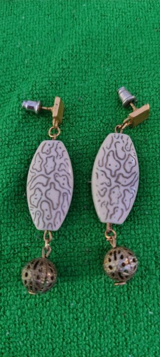Pendientes largos beige y dorados