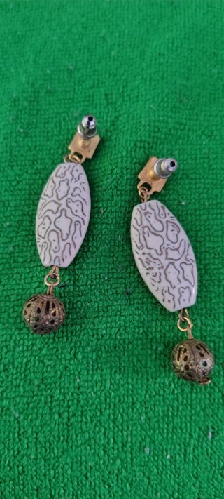 Pendientes largos beige y dorados