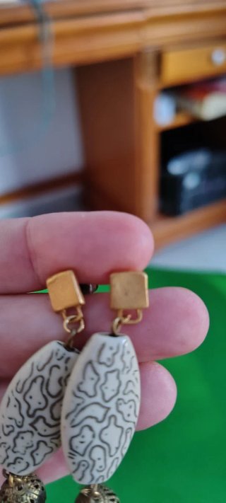 Pendientes largos beige y dorados