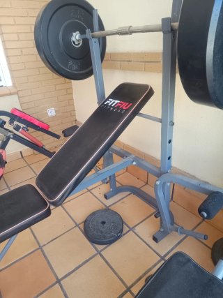 Banco de pesas con barra y discos