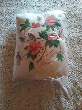 Cojín pintado a mano con pájaros y flores