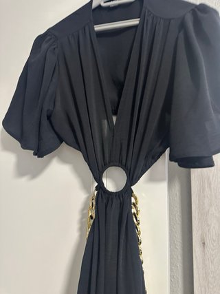 Vestido largo negro con cadena dorada