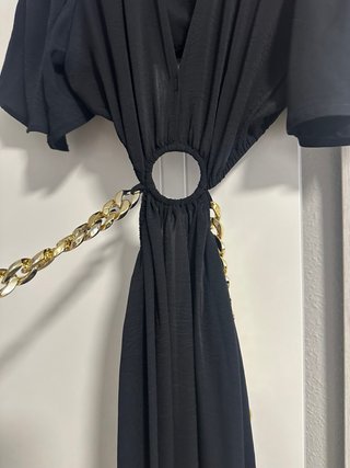 Vestido largo negro con cadena dorada
