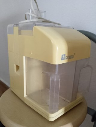 Licuadora NEVIR color crema