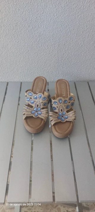 Sandalias cuña pedrería azul y doradas