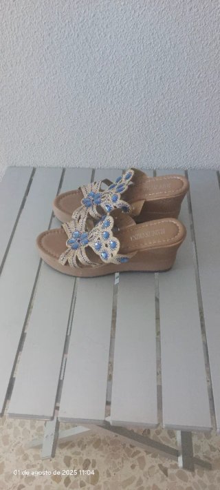 Sandalias cuña pedrería azul y doradas