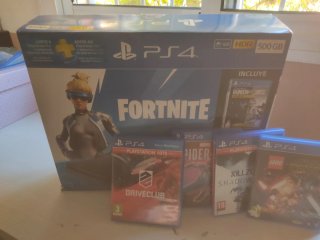 PS4 (PlayStation 4) + 4 Juegos