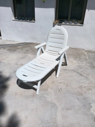 Tumbona de plástico blanca