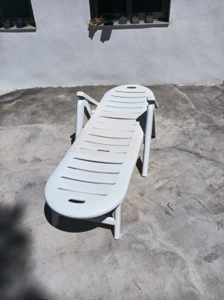 Tumbona de plástico blanca
