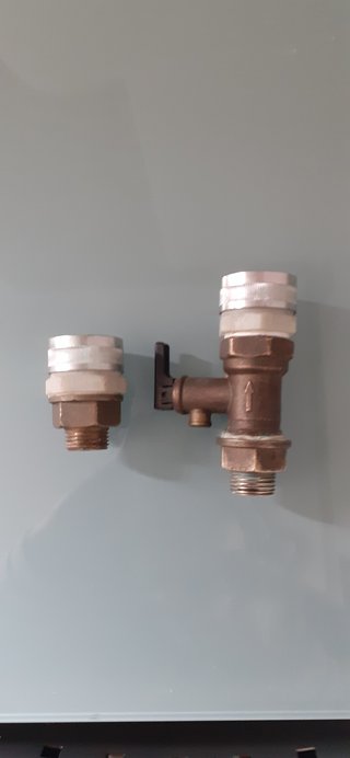 Válvula de seguridad, 2 manguitos y 2 tuercas.3/4"