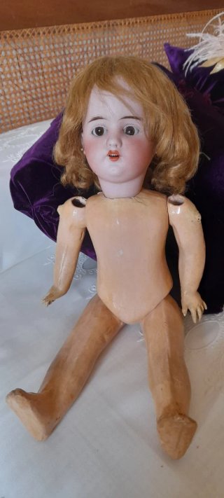 Muñeca antigua de porcelana